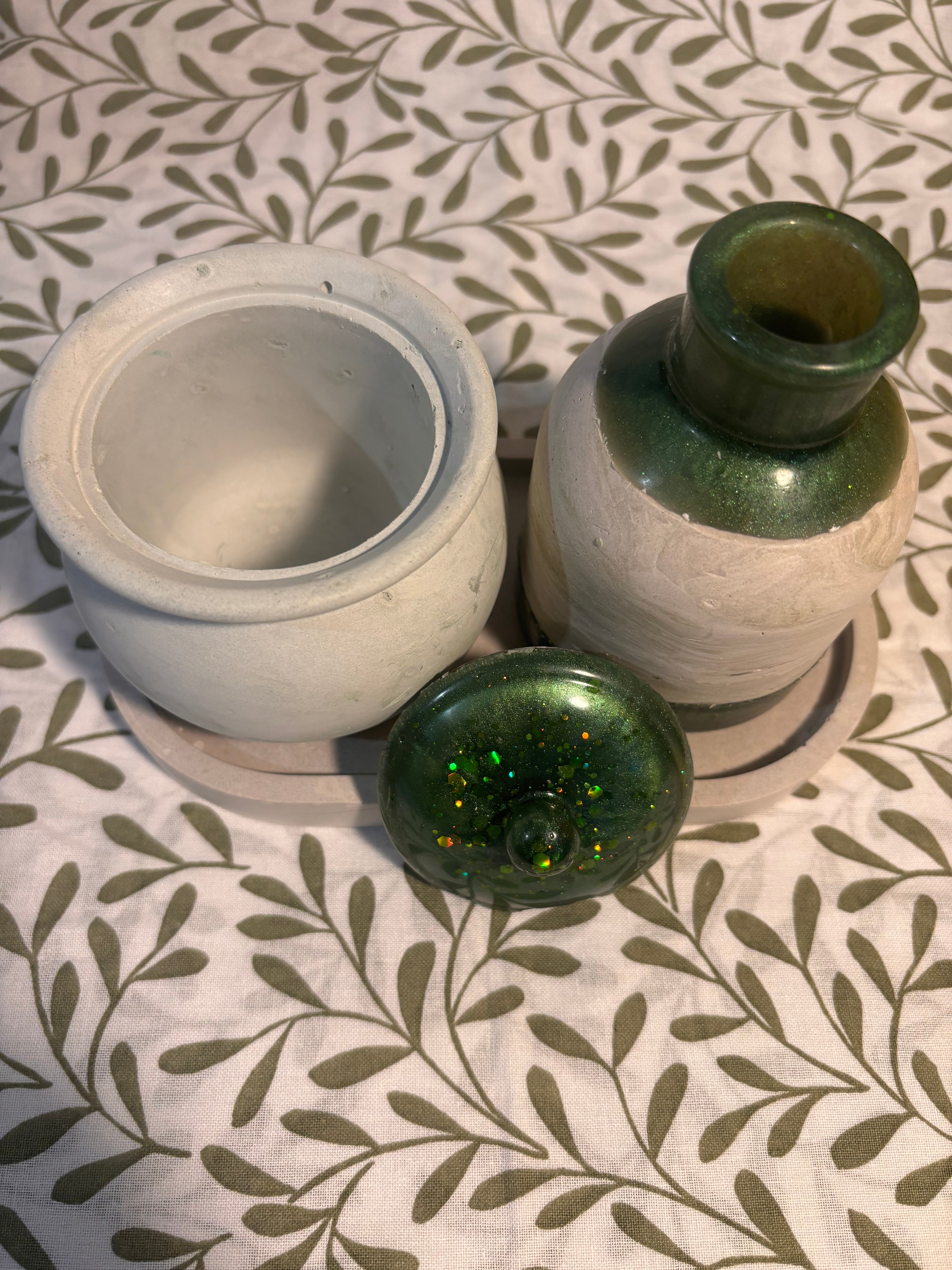 Conjunto artesanal esmeralda com vaso redondo, castiçal e esfera decorativa em resina verde