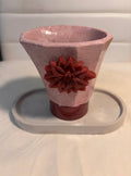 Vaso artesanal rosé com flor de dália em terracota e prato oval em cimento