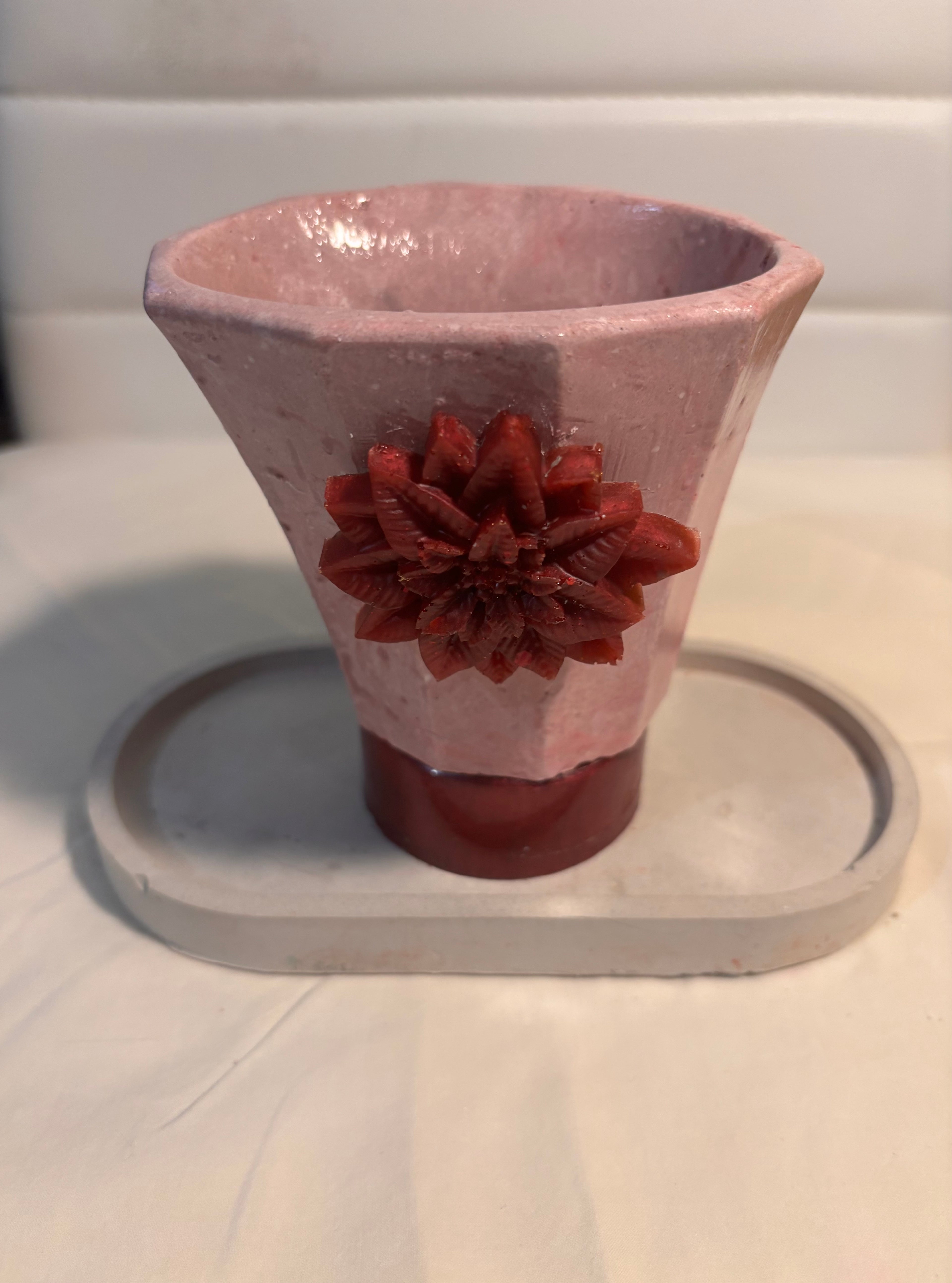 Vaso artesanal rosé com flor de dália em terracota e prato oval em cimento