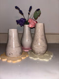 Trio de vasos artesanais perolados em pó de pedra creme com bases florais artesanais