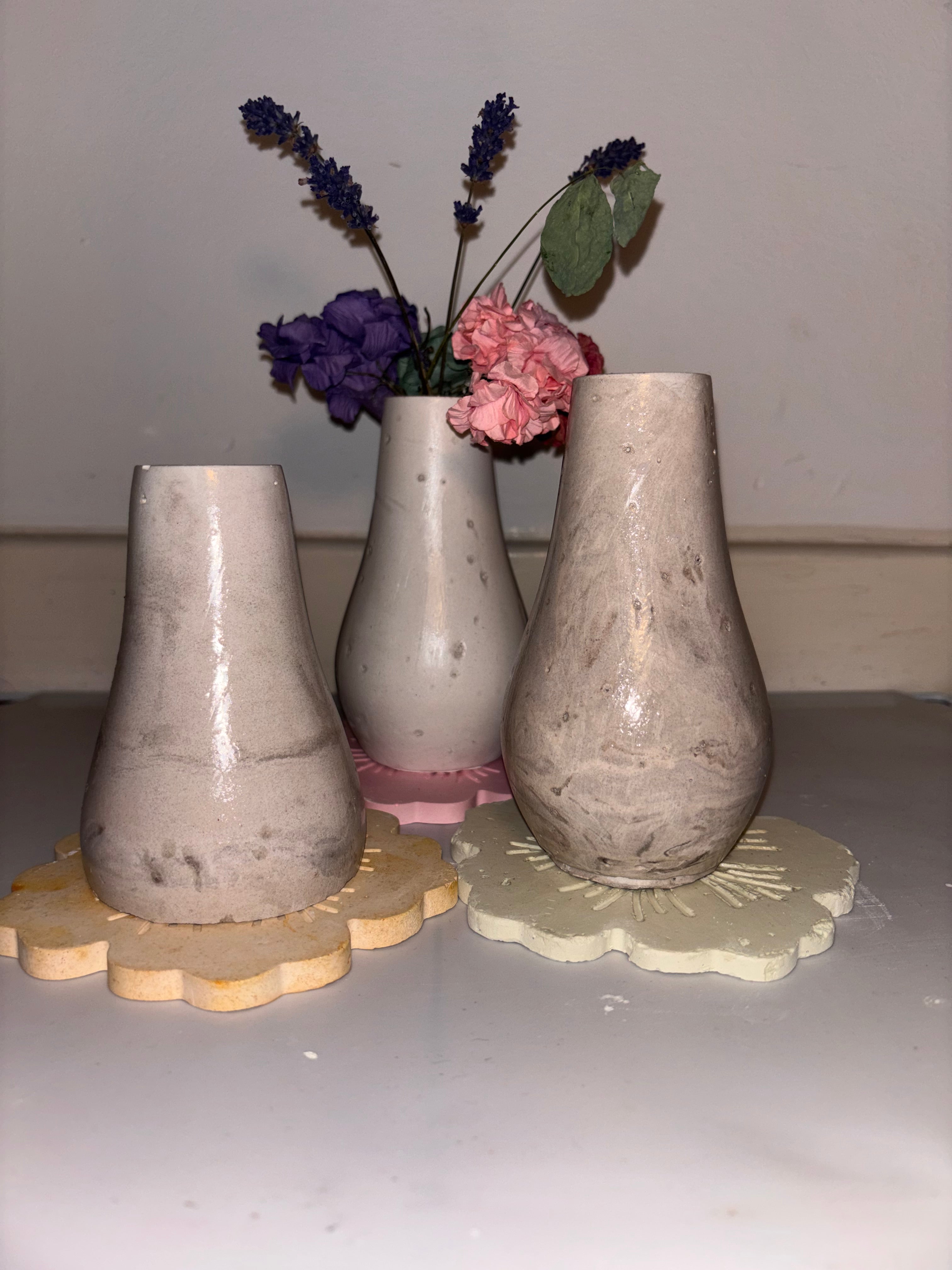 Trio de vasos artesanais perolados em pó de pedra creme com bases florais artesanais